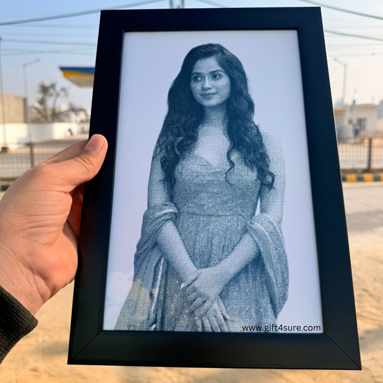 HALFTONE PORTRAIT FRAME