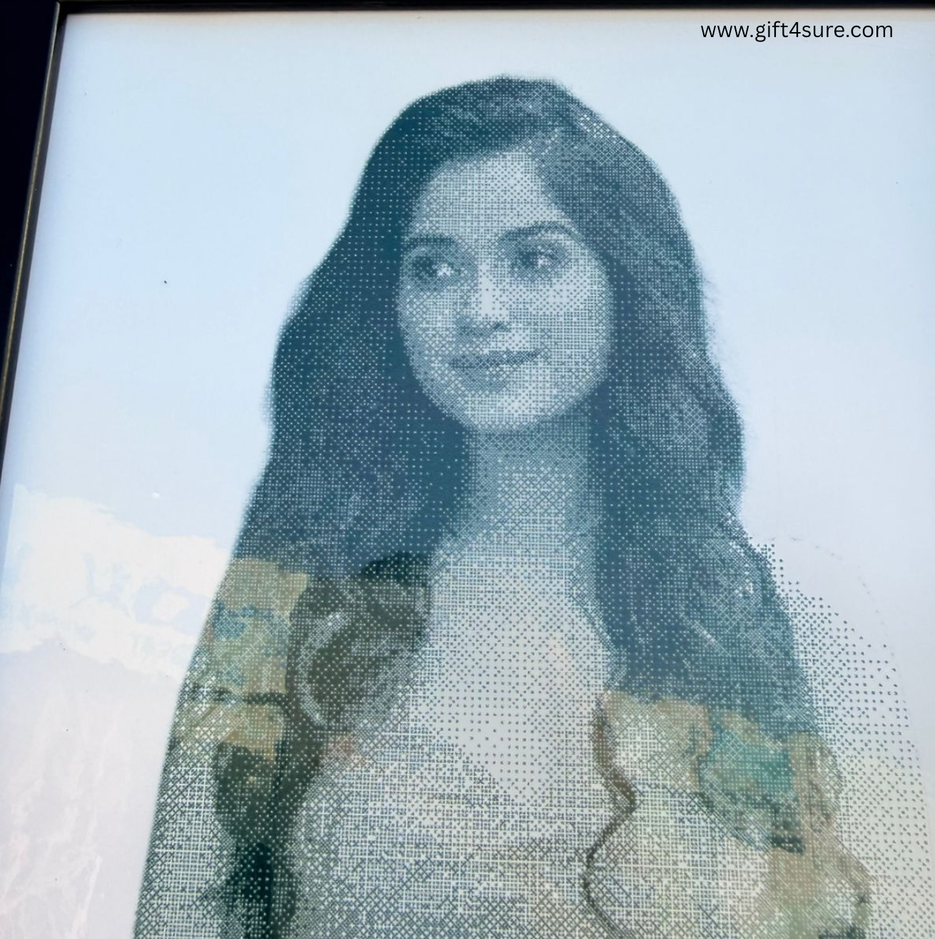 HALFTONE PORTRAIT FRAME