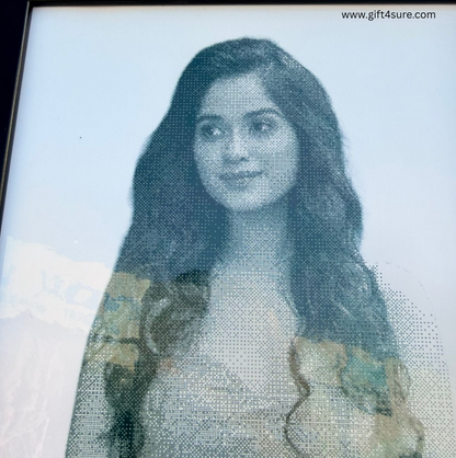 HALFTONE PORTRAIT FRAME