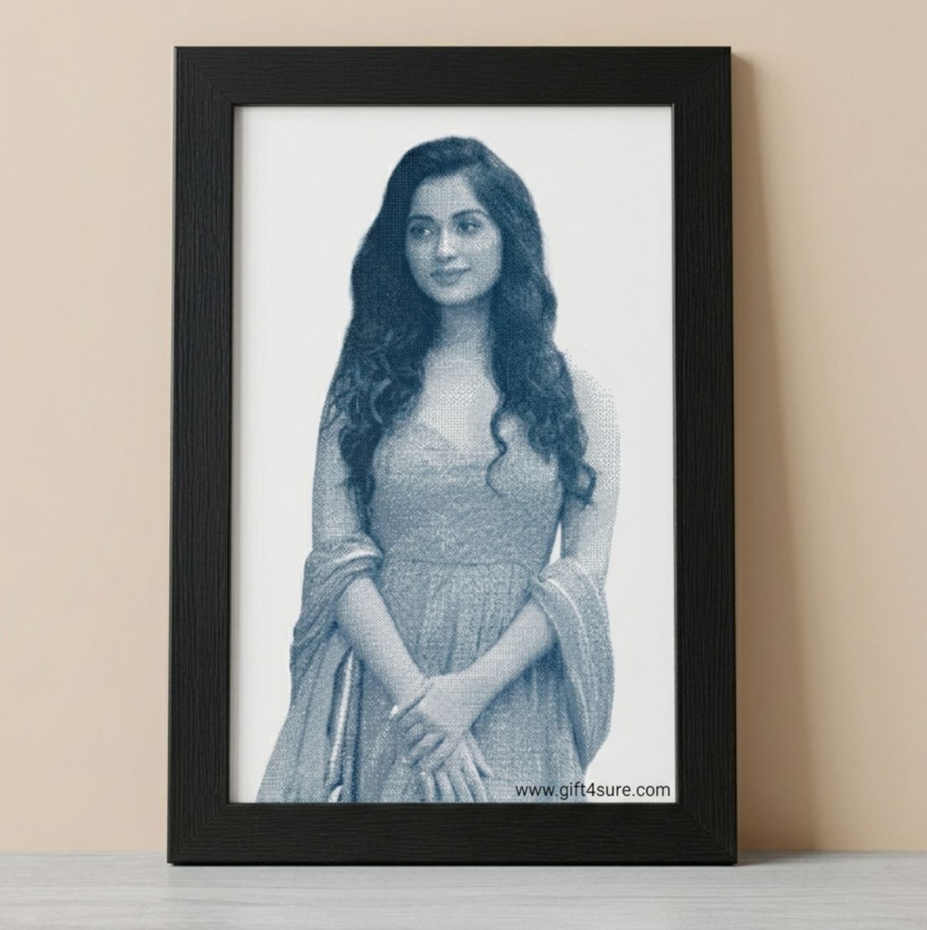 HALFTONE PORTRAIT FRAME